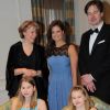 La princesse Madeleine de Suède a posé avec la famille Mattei lors de la soirée des Opera News Awards au Plaza Hotel de New York, le 29 avril 2012.