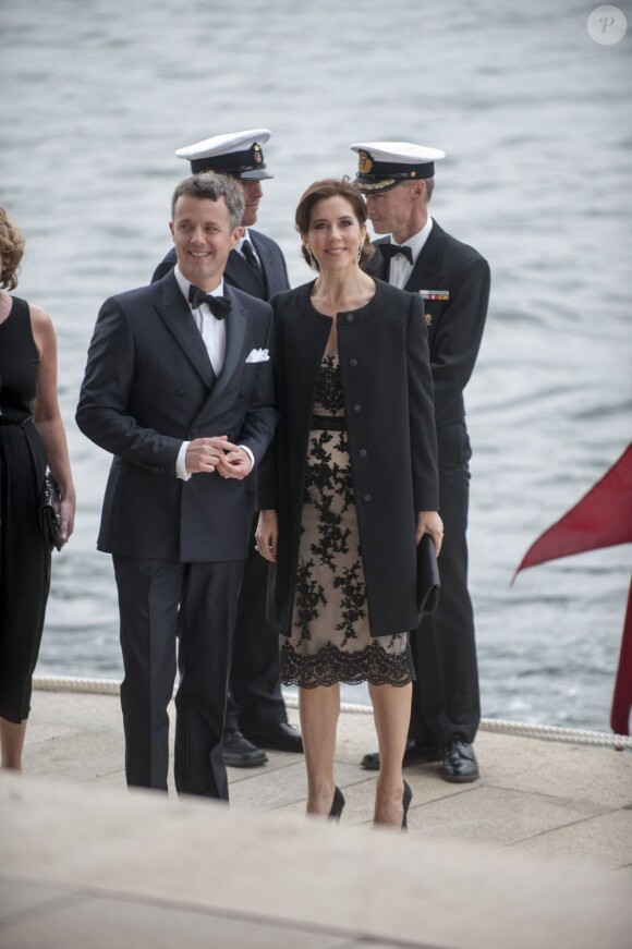 Une sortie à l'opéra en bateau... Le prince Frederik et la princesse Mary de Danemark prenaient part le 29 avril 2012 à la cérémonie des Reumert Awards (Arets Reumert), à l'opéra de Copenhague.
