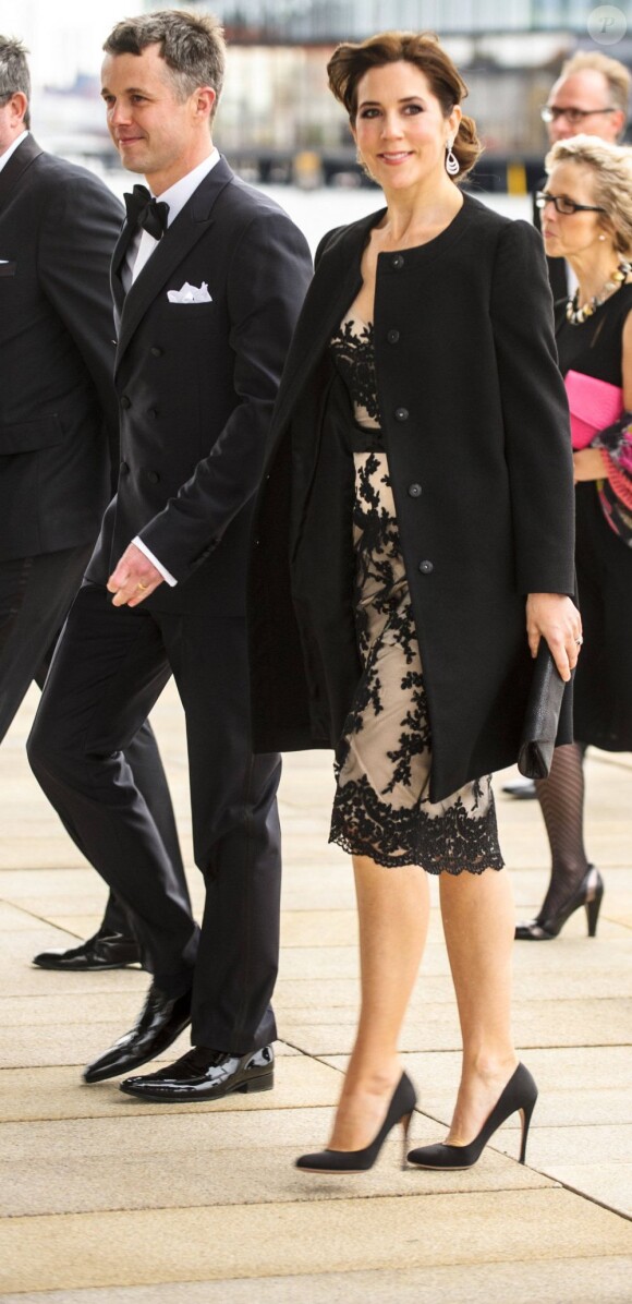 Le prince Frederik et la princesse Mary de Danemark prenaient part le 29 avril 2012 à la cérémonie des Reumert Awards (Arets Reumert), à l'opéra de Copenhague.