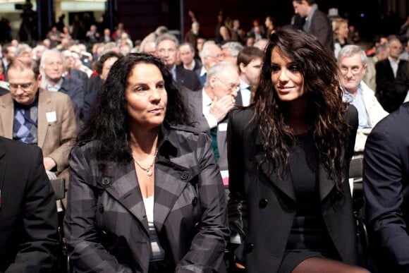 Jade Foret et sa maman au premier rang de l'assemblée générale des actionnaires de Lagardère, à Paris, le 3 mai 2012.