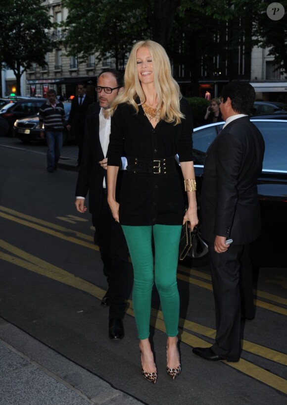 Claudia Schiffer, accompagnée de son époux Matthew Vaughn, à leur arrivée à la soirée anniversaire Guess au Ritz. Paris, le 3 mai 2012.