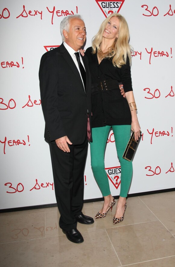 Claudia Schiffer, en charmante égérie, assiste à la soirée anniversaire Guess aux côtés du fondateur de la marque, Paul Marciano. Paris, le 3 mai 2012.