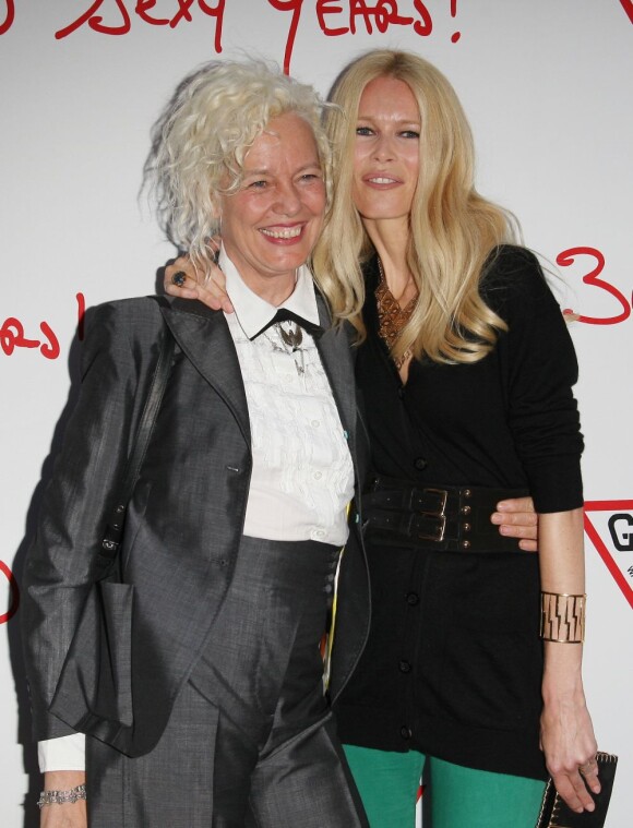 Ellen von Unwerth et Claudia Schiffer, la photographe et le mannequin, complices lors de la soirée anniversaire Guess au Ritz. Paris, le 3 mai 2012.