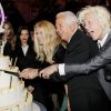 Claudia Schiffer, Paul Marciano et Ellen von Unwerth coupent le gâteau et célèbrent les trente ans de la marque Guess. Paris, le 3 mai 2012.
