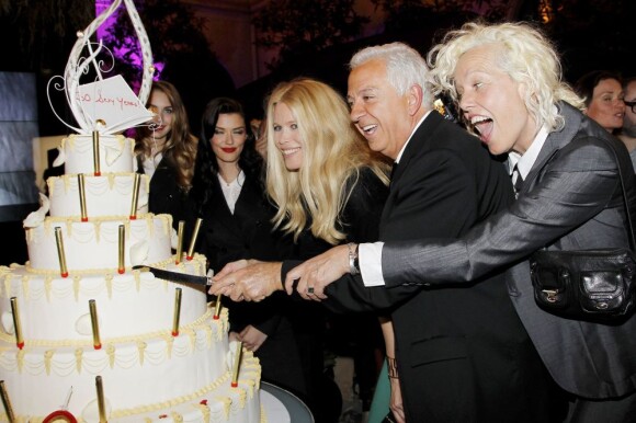 Claudia Schiffer, Paul Marciano et Ellen von Unwerth coupent le gâteau et célèbrent les trente ans de la marque Guess. Paris, le 3 mai 2012.