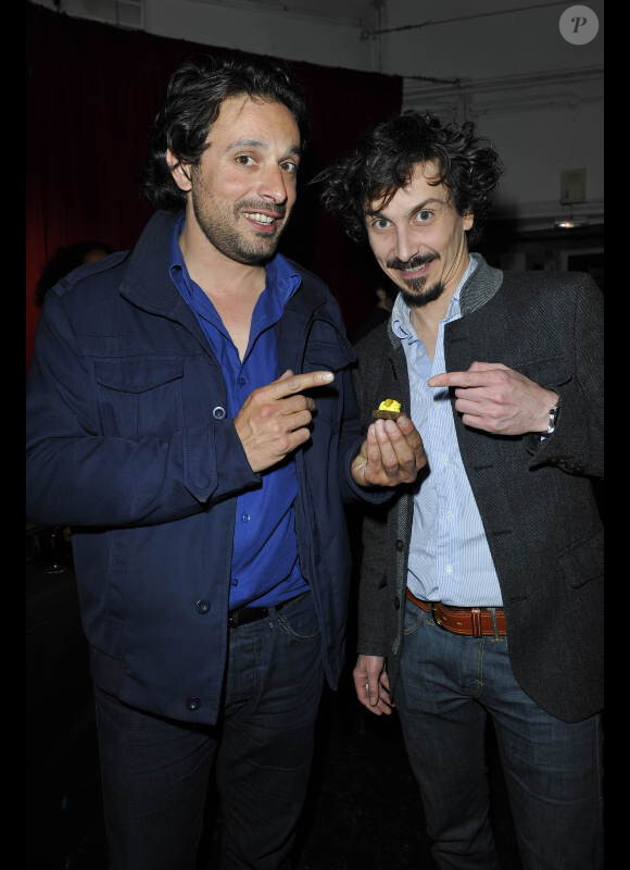 Bruno Salomone et Arnaud Tsamere, lors de la générale du spectacle d'Arnaud Tsamere à l'Européen, à Paris, le jeudi 3 mai 2012.