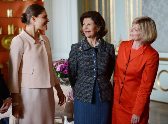 La princesse Victoria, superbe dans un tailleur clair, était présente au palais Drottningholm pour la visite officielle à Stockholm du président allemand Joachim Gauck et sa compagne Daniela Schadt, reçus par le roi Carl XVI Gustaf et la reine Silvia de Suède, le 4 mai 2012.