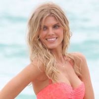 Maryna Linchuk : Femme fatale sur le sable dont le naturel sexy est sans limite