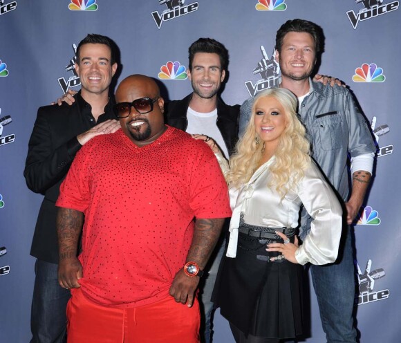 Carson Daly et le jury de The Voice version US - Christine Aguilera, Adam Levine, Cee Lo Green et Blake Shelton - actuellement en pleine saison 2 sur NBC. Ici photographiés à Los Angeles, le 29 octobre 2011.