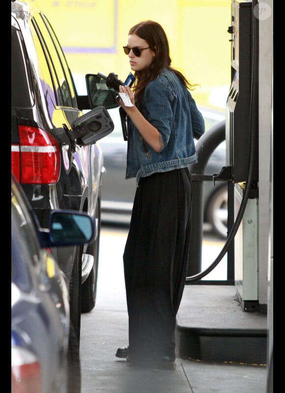 Tallulah Willis s'arrête dans une station essence, à Los Angeles, le lundi 30 avril 2012.