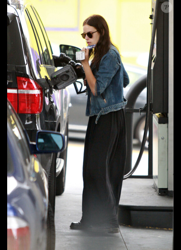 Tallulah Willis, fille de Bruce Willis et Demi Moore, s'arrête dans une station essence, à Los Angeles, le lundi 30 avril 2012.