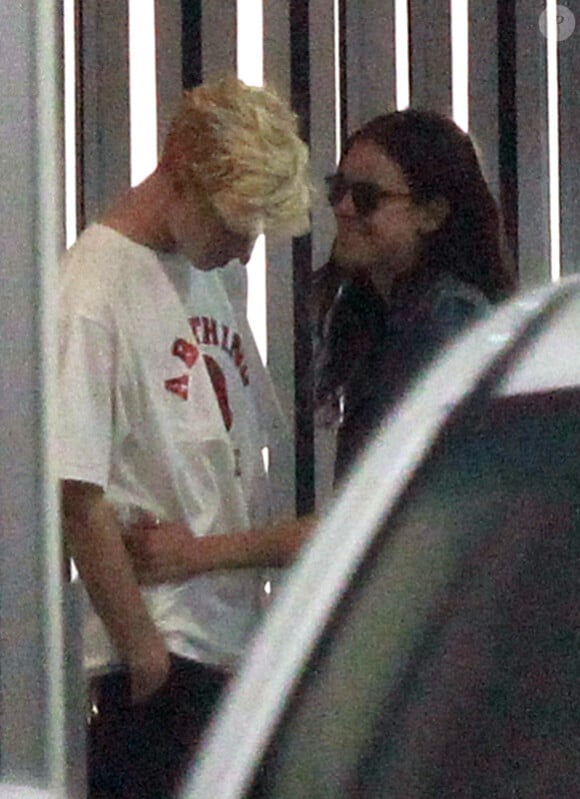 Tallulah Willis s'arrête dans une station essence avec son petit ami Lucas Vercetti, à Los Angeles, le lundi 30 avril 2012.
