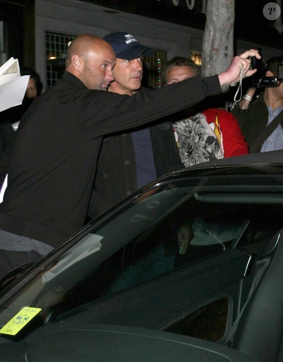Antonio Banderas pose avec un fan à la sortie du concert de Rita Wilson, à Los Angeles, le 4 mai 2012.
