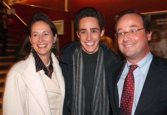 Thomas entre ses parents François Hollande et Ségolène Royal à Paris, le 11 janvier 2005.