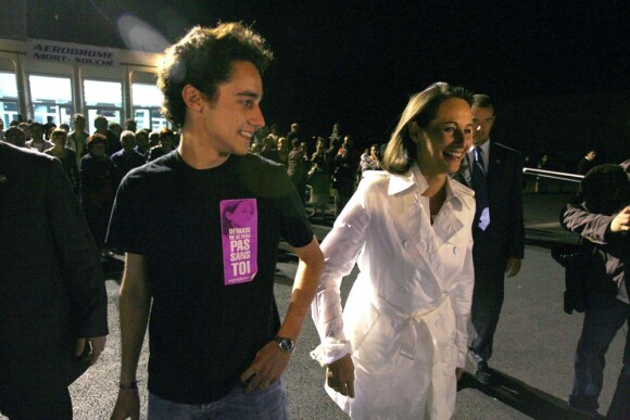 Thomas Hollande et sa mère Ségolène Royal, le soir du premier tour de la précédente présidentielle, à Melle, le 22 avril 2007.