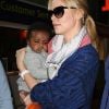 Charlize Theron et son fils Jackson à l'aéroport de Roissy, le 8 mai 2012