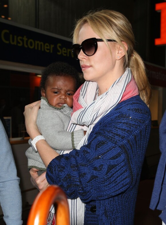 Charlize Theron et son fils Jackson à l'aéroport de Roissy, le 8 mai 2012