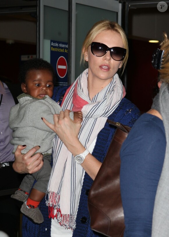 Charlize Theron et son fils Jackson à l'aéroport de Roissy, le 8 mai 2012