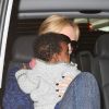 Dans le taxi, Charlize Theron et son fils Jackson sortent de l'aéroport de Roissy, le 8 mai 2012