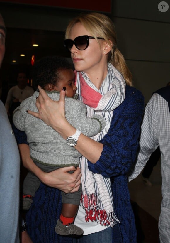 Charlize Theron et son fils Jackson à l'aéroport de Roissy, le 8 mai 2012