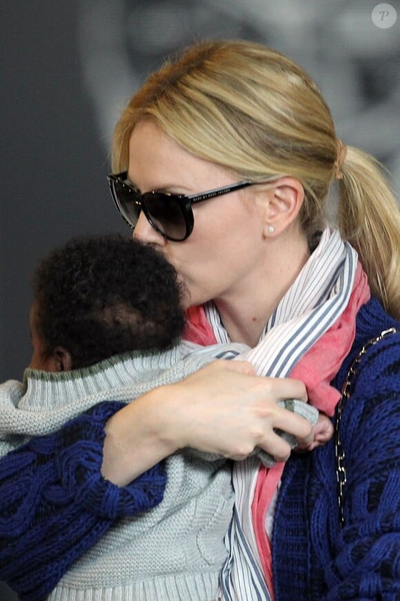 Pour la première fois, Charlize Theron présente son fils Jackson, à l'aéroport de Paris Roissy, le 8 mai 2012