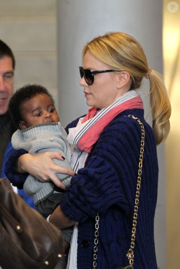 Pour la première fois, Charlize Theron présente son fils Jackson, à l'aéroport de Paris Roissy, le 8 mai 2012