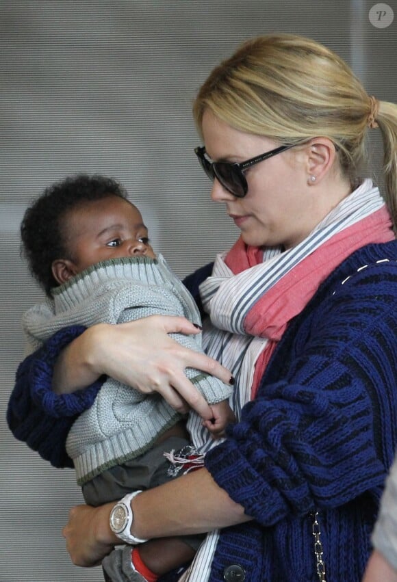 En parfaite symbiose, Charlize Theron et son fils Jackson, à l'aéroport de Paris Roissy, le 8 mai 2012