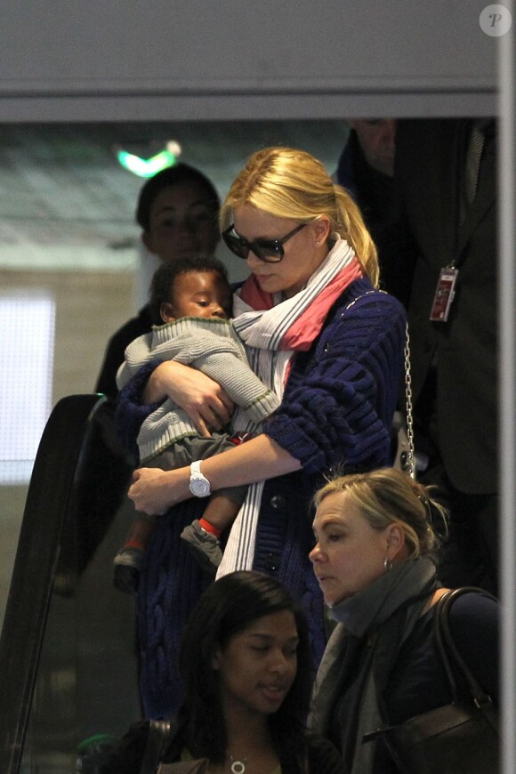 Pour la première fois, Charlize Theron présente son fils Jackson, à l'aéroport de Paris Roissy, le 8 mai 2012