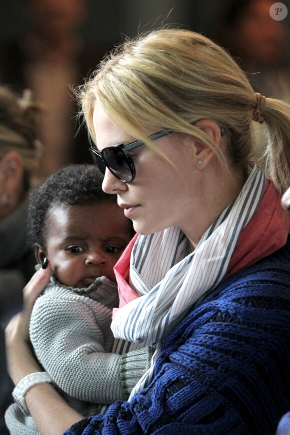 Pour la première fois, Charlize Theron présente son fils Jackson, à l'aéroport de Paris Roissy, le 8 mai 2012