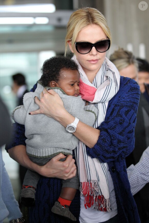 Pour la première fois, Charlize Theron présente son fils Jackson, à l'aéroport de Paris Roissy, le 8 mai 2012
