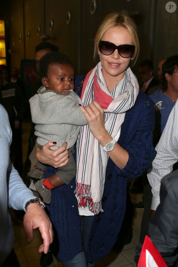 Pour la première fois, Charlize Theron présente son fils Jackson, à l'aéroport de Paris Roissy, le 8 mai 2012
