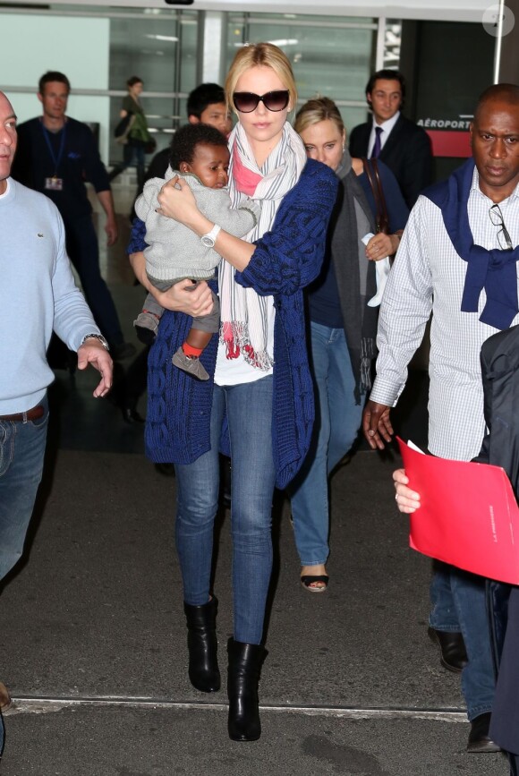 Pour la première fois, Charlize Theron présente son fils Jackson, à l'aéroport de Paris Roissy, le 8 mai 2012