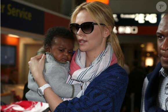 Pour la première fois, Charlize Theron présente son fils Jackson, à l'aéroport de Paris Roissy, le 8 mai 2012