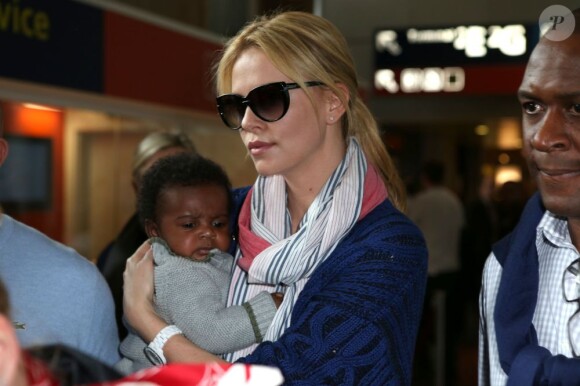 Pour la première fois, Charlize Theron présente son fils Jackson, à l'aéroport de Paris Roissy, le 8 mai 2012