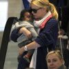 Très maternelle, Charlize Theron présente son fils Jackson, à l'aéroport de Paris Roissy, le 8 mai 2012