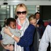 Pour la première fois, Charlize Theron présente son fils Jackson, à l'aéroport de Paris Roissy, le 8 mai 2012