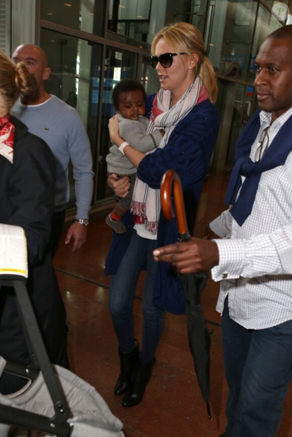 Pour la première fois, Charlize Theron présente son fils Jackson, à l'aéroport de Paris Roissy, le 8 mai 2012
