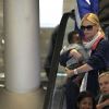 Pour la première fois, Charlize Theron présente son fils Jackson, à l'aéroport de Paris Roissy, le 8 mai 2012