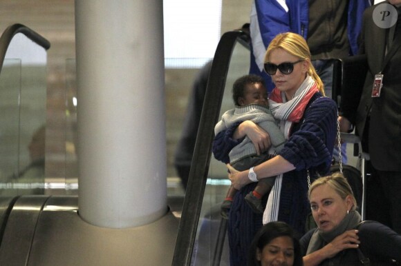 Pour la première fois, Charlize Theron présente son fils Jackson, à l'aéroport de Paris Roissy, le 8 mai 2012
