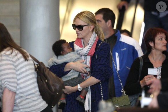 Pour la première fois, Charlize Theron présente son fils Jackson, à l'aéroport de Paris Roissy, le 8 mai 2012