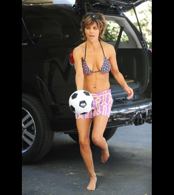 Lisa Rinna joue avec un ballon alors qu'elle emmène sa fille au Parc de Santa Monica à Los Angeles le 9 mai 2012