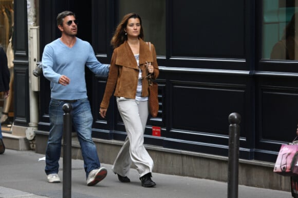L'actrice Cote de Pablo se promène dans les rues de Paris avec son chéri Diego Serrano, le mercredi 9 mai 2012.