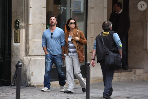 Cote de Pablo se promène dans les rues de Paris avec son petit ami Diego Serrano, le mercredi 9 mai 2012.