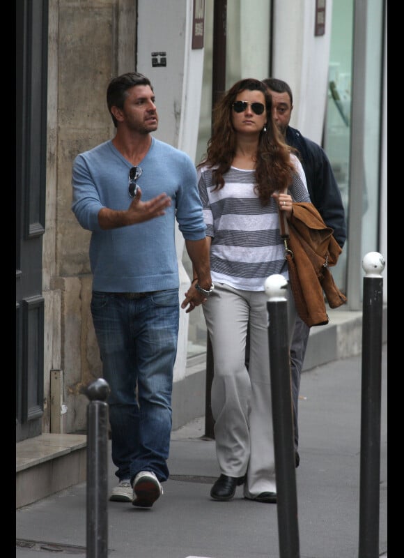 La star de NCIS Cote de Pablo se promène dans les rues de Paris avec son chéri Diego Serrano, le mercredi 9 mai 2012.