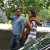 Cote de Pablo se promène dans les rues de Paris avec son chéri Diego Serrano, le mercredi 9 mai 2012.