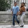 Cote de Pablo se promène dans les rues de Paris, sur les quais de Seine, avec son chéri Diego Serrano, le mercredi 9 mai 2012.