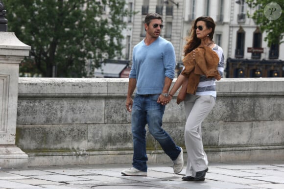 Cote de Pablo se promène dans les rues de Paris, sur les quais de Seine, avec son chéri Diego Serrano, le mercredi 9 mai 2012.