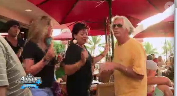 Un client veut danser avec Catherine dans Les Anges de la télé-réalité 4 le vendredi 11 mai 2012 sur NRJ 12