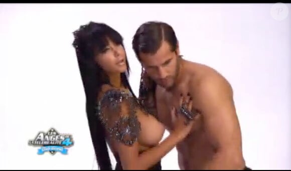 Nabilla en plein shooting sensuel dans Les Anges de la télé-réalité 4 le vendredi 11 mai 2012 sur NRJ 12