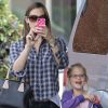 Jennifer Garner emmène sa fille Violet à son cours de ballet et s'amuse avec les paparazzi, le 12 mai 2012 à Los Angeles